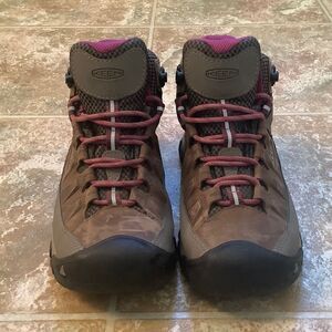 Keen women’s Targhee 3 Mid height waterproof hiking boot size 6